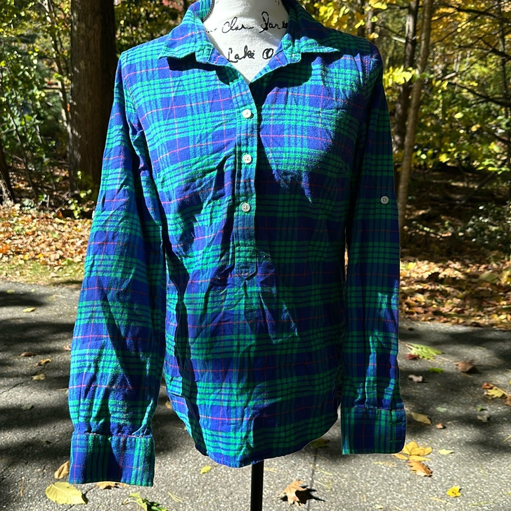 Woman’s Vineyard Vines Flannel Short size 8